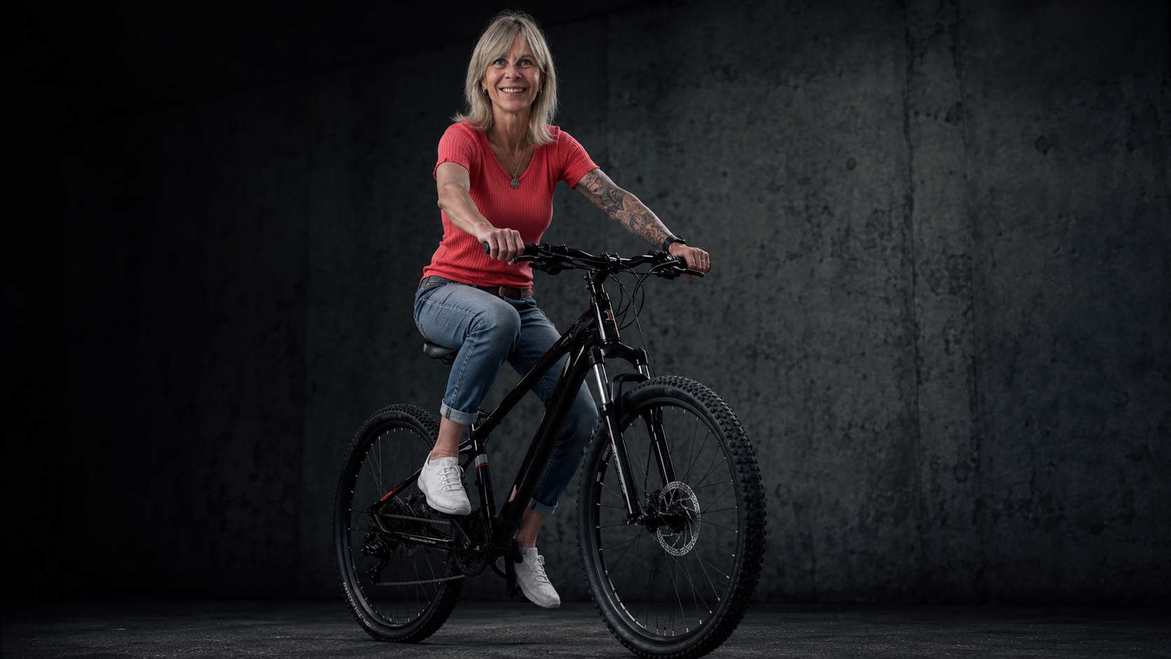 Fahrerin auf einem E-Mountainbike