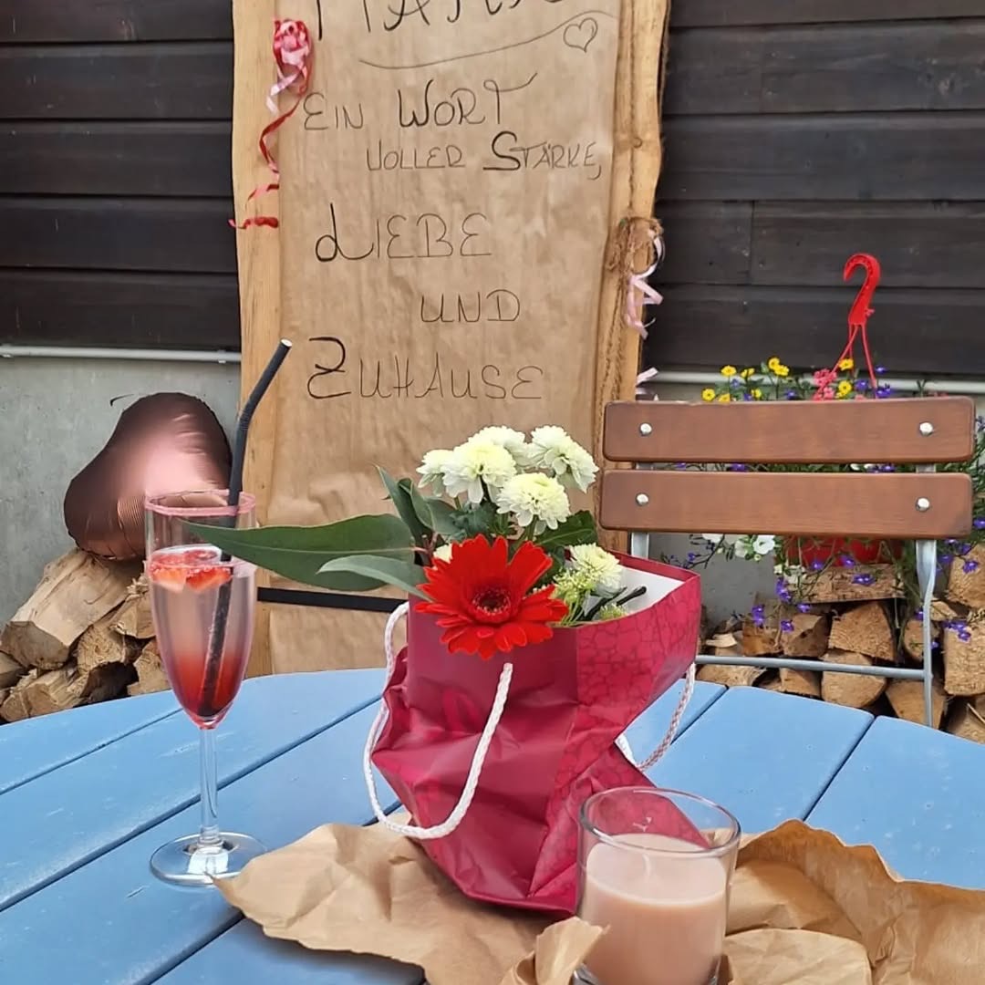 Liebevoll gedeckter Tisch am Flößergolf