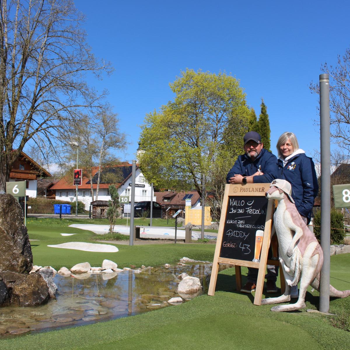 Carmen und Thomas mit Maskottchen Fridolin auf dem Minigolfplatz